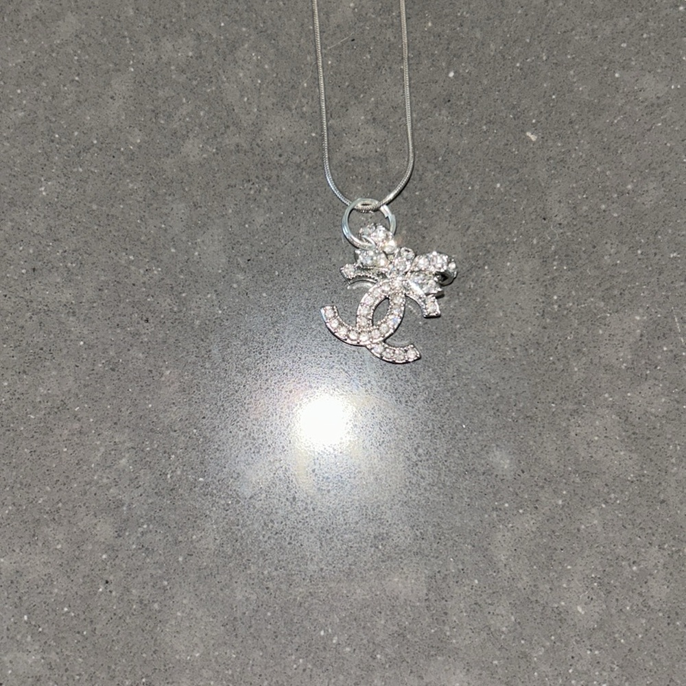 Chanel silver CC bow necklace (hallmark on back) - Picture 2 of 3